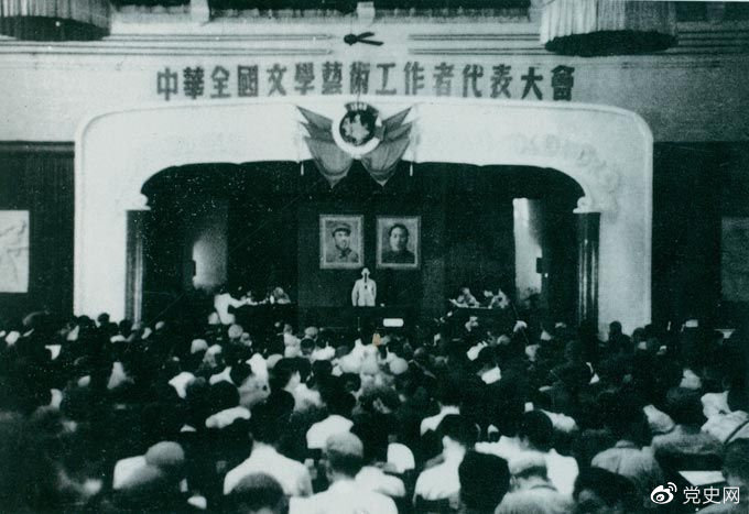 1949年7月2日至19日,第一次中华全国文学艺术工作者代表大会在北平召开。图为大会会场。