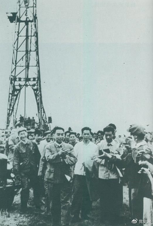 1962年6月,周恩来到大庆视察,这是在1202钻井队现场参观。